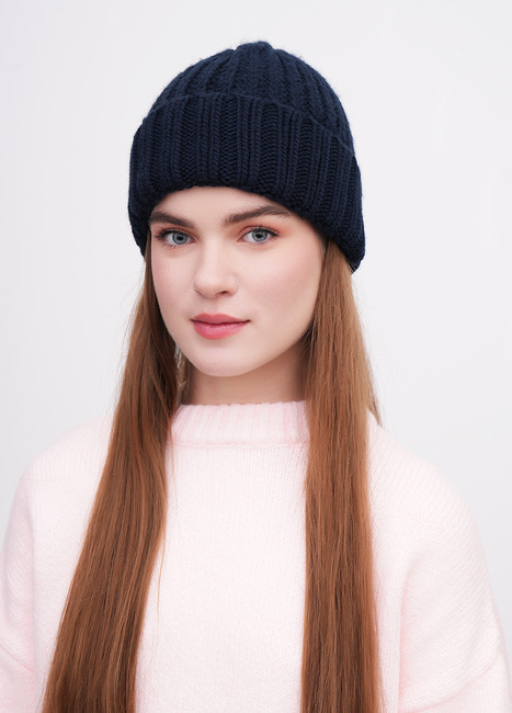 Жіноча синя шапка EQUILIBRI артикул W881 002 000 NAVY BLUE FW2025 Фото ракурс 1 - Жіноча синя шапка EQUILIBRI артикул W881 002 000 NAVY BLUE FW2025