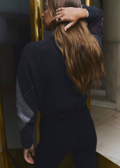 Женский серый джемпер Mango артикул 17007818 94 1 season Фото ракурс 2 - Женский серый джемпер Mango артикул 17007818 94 1 season