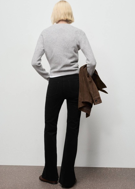 Женские черные джинсы Mango артикул 17057781 99 1 season Фото ракурс 2 - Женские черные джинсы Mango артикул 17057781 99 1 season