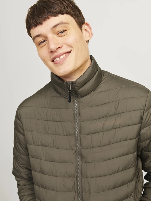 Фото ракурс 6 - Мужская хаки куртка Jack & Jones артикул 12256985 canteen FW2024