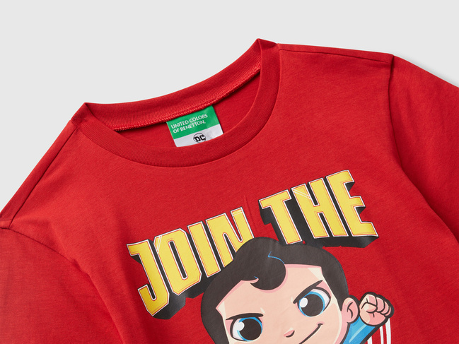 Фото ракурс 3 - Красная футболка для мальчиков Benetton артикул 3JERG10JX.P 29M 25A