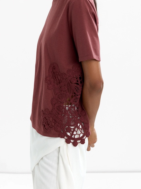 Жіноча коричнева футболка Parfois артикул 233639 _BN FW2025 Фото ракурс 4 - Жіноча коричнева футболка Parfois артикул 233639 _BN FW2025