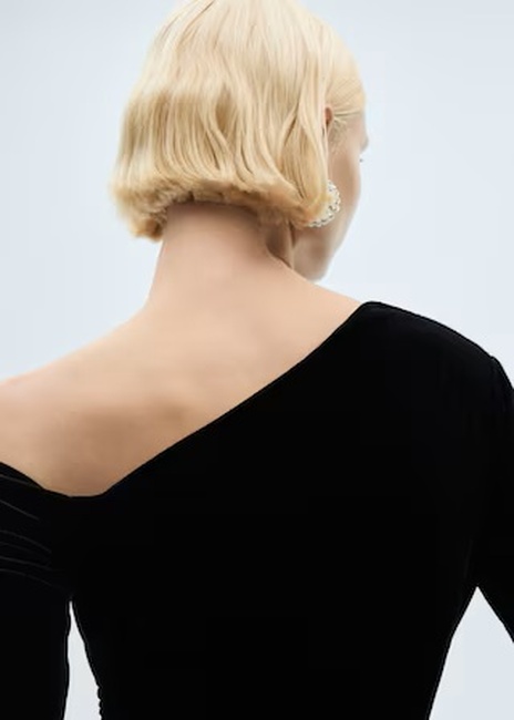 Женское черное платье Mango артикул 77059062 99 7 season Фото ракурс 6 - Женское черное платье Mango артикул 77059062 99 7 season