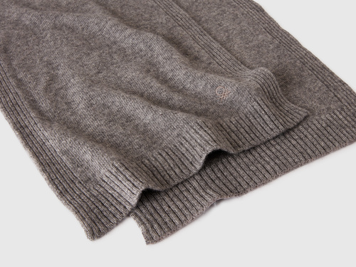 Фото ракурс 2 - Жіночий сірий шарф Benetton артикул 122HDU01O 572 25A