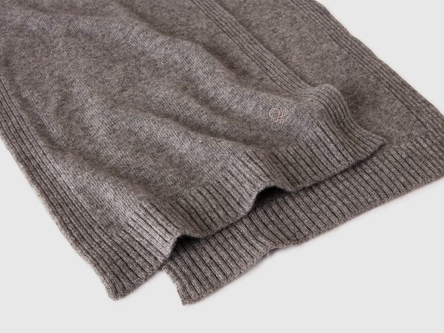 Женский серый шарф Benetton артикул 122HDU01O 572 25A Фото ракурс 2 - Женский серый шарф Benetton артикул 122HDU01O 572 25A