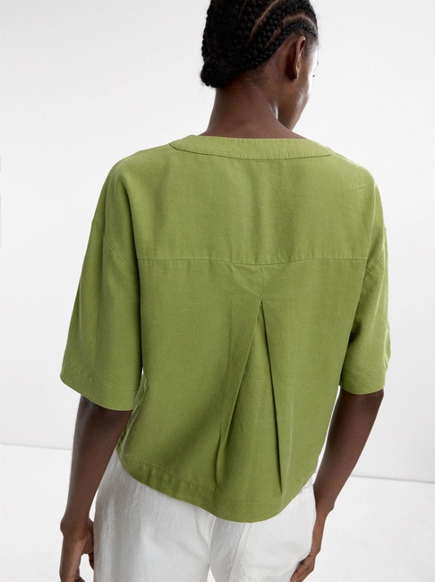 Женская зеленая рубашка Parfois артикул 236766 _GN FW2025 Фото ракурс 2 - Женская зеленая рубашка Parfois артикул 236766 _GN FW2025