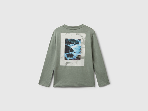 Фото ракурс 2 - Зелений лонгслів Benetton для хлопчиків артикул 3TAMC10PV.G 075 25A