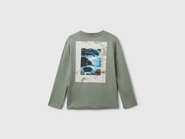 Зеленый лонгслив для мальчиков Benetton артикул 3TAMC10PV.G 075 25A Фото ракурс 2 - Зеленый лонгслив для мальчиков Benetton артикул 3TAMC10PV.G 075 25A