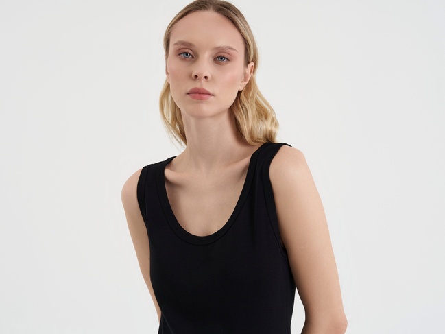 Женская черная майка Benetton артикул 3GA2DH010 100 25P Фото ракурс 3 - Женская черная майка Benetton артикул 3GA2DH010 100 25P