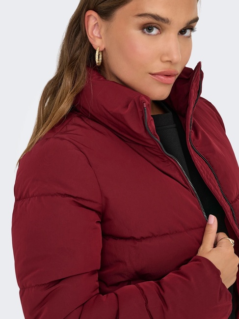 Жіноча бордова куртка Only артикул 15205371 Cabernet FW2025 Фото ракурс 7 - Жіноча бордова куртка Only артикул 15205371 Cabernet FW2025