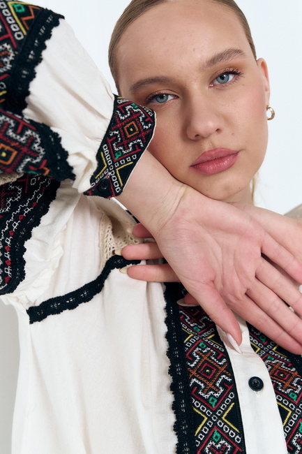 Фото ракурс 4 - Женская молочная блузка EQUILIBRI артикул BW421001 000 MILK SS2025