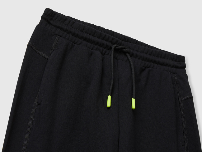 Черные штаны для мальчиков Benetton артикул 33NVCF06D.G 100 25A Фото ракурс 3 - Черные штаны для мальчиков Benetton артикул 33NVCF06D.G 100 25A