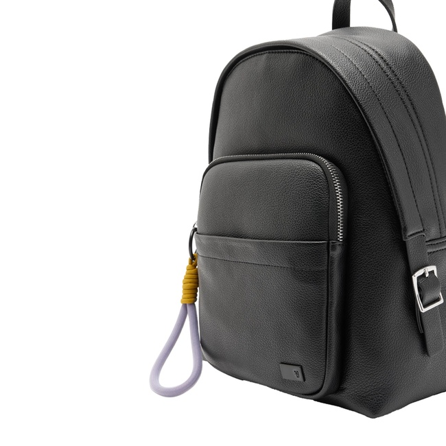 Женский черный рюкзак Parfois артикул 240198 _BK FW2025 Фото ракурс 2 - Женский черный рюкзак Parfois артикул 240198 _BK FW2025