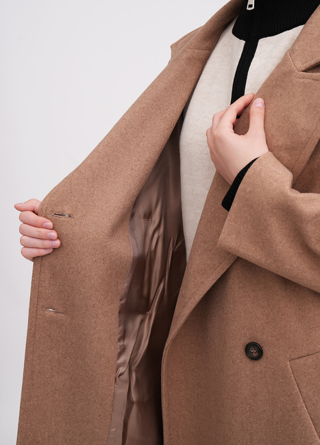 Фото ракурс 4 - Женское коричневое пальто EQUILIBRI артикул BW173002 000 CAMEL FW2025