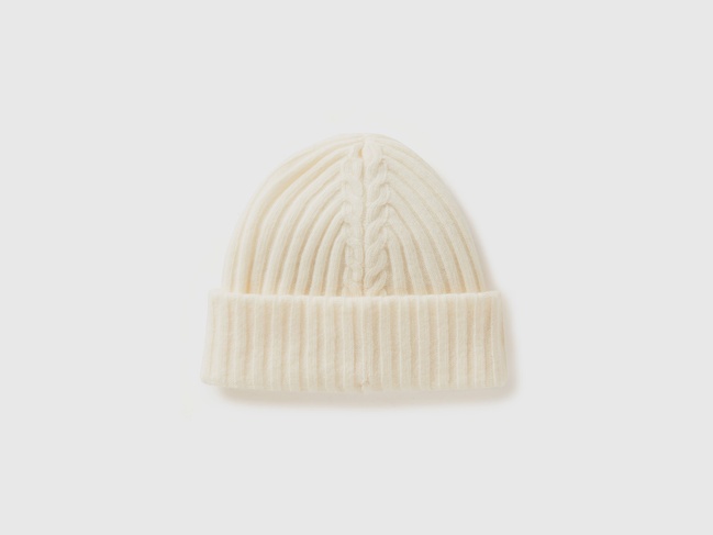 Жіноча біла шапка Benetton артикул 1244DA011 000 25I Фото ракурс 2 - Жіноча біла шапка Benetton артикул 1244DA011 000 25I