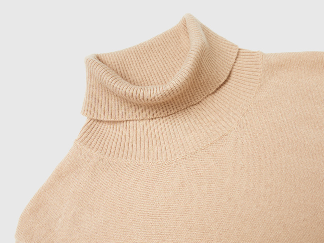 Женская бежевая футболка Benetton артикул 102HD203X 994 25A Фото ракурс 5 - Женская бежевая футболка Benetton артикул 102HD203X 994 25A