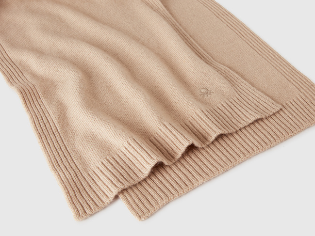 Женский бежевый шарф Benetton артикул 122HDU01O 994 25A Фото ракурс 2 - Женский бежевый шарф Benetton артикул 122HDU01O 994 25A