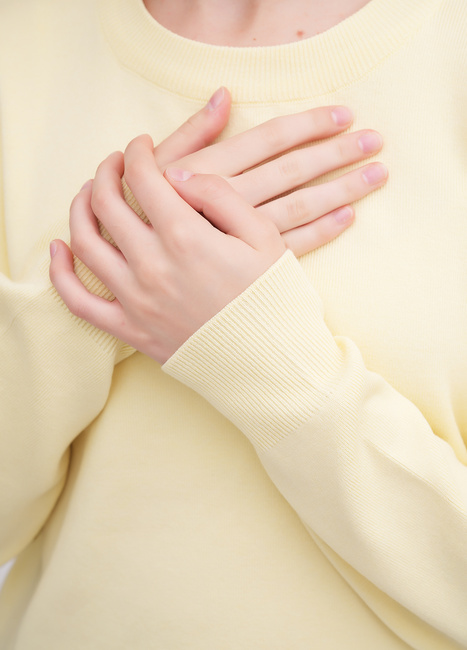 Фото ракурс 4 - Женский желтый свитер EQUILIBRI артикул BW342003 000 Yellow FW2025