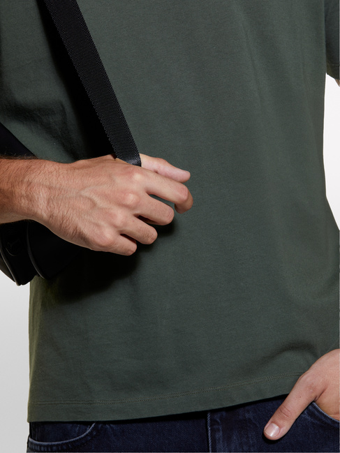 Чоловіча зелена футболка Benetton артикул 3I1XS101J 1D1 24A Фото ракурс 3 - Чоловіча зелена футболка Benetton артикул 3I1XS101J 1D1 24A