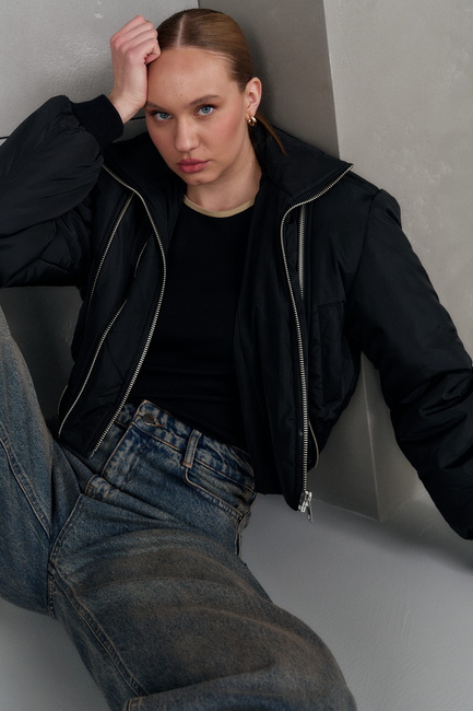 Жіноча чорна куртка EQUILIBRI артикул BW175001 000 Black FW2025 Фото ракурс 3 - Жіноча чорна куртка EQUILIBRI артикул BW175001 000 Black FW2025