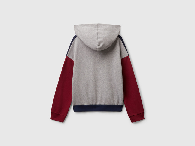 Фото ракурс 2 - Бордово-синє худі для дівчаток Benetton артикул 3J68C204W.G 903 25A