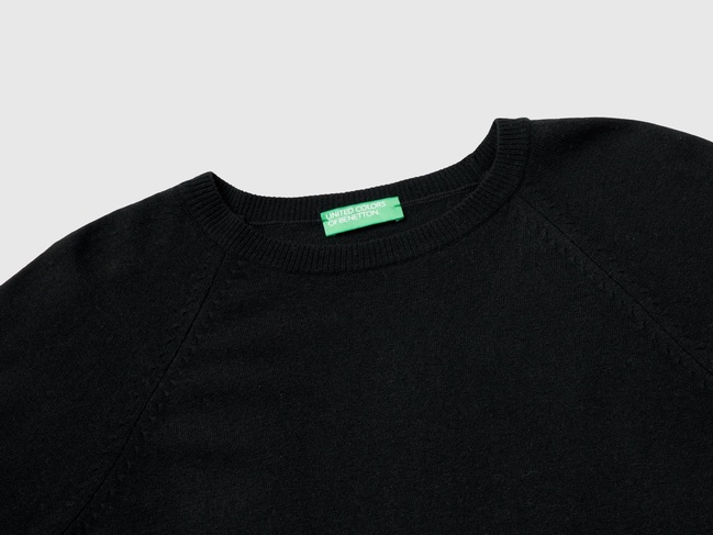 Женский черный свитер Benetton артикул 1035D1P17 700 25A Фото ракурс 5 - Женский черный свитер Benetton артикул 1035D1P17 700 25A