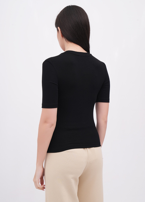 Женская черная футболка EQUILIBRI артикул W213 105 000 Black FW2025 Фото ракурс 2 - Женская черная футболка EQUILIBRI артикул W213 105 000 Black FW2025