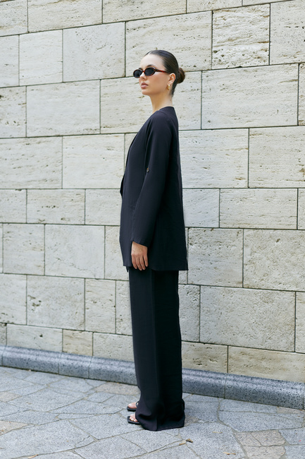 Женский черный пиджак EQUILIBRI артикул BW491007 100 Black SS2025 Фото ракурс 4 - Женский черный пиджак EQUILIBRI артикул BW491007 100 Black SS2025