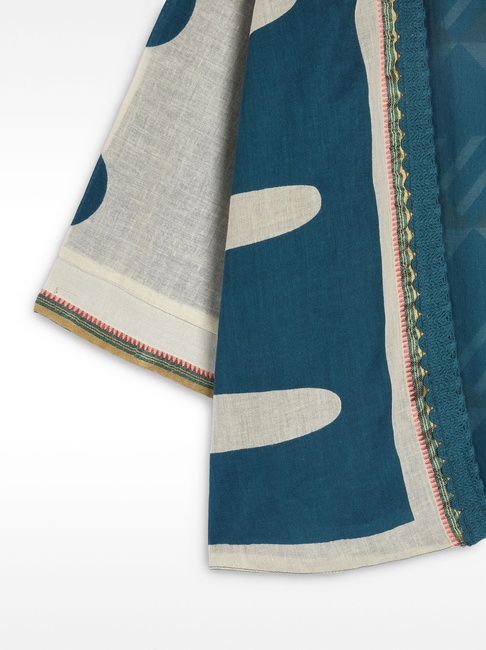 Женское синее пончо Parfois артикул 234104 _BM FW2025 Фото ракурс 5 - Женское синее пончо Parfois артикул 234104 _BM FW2025