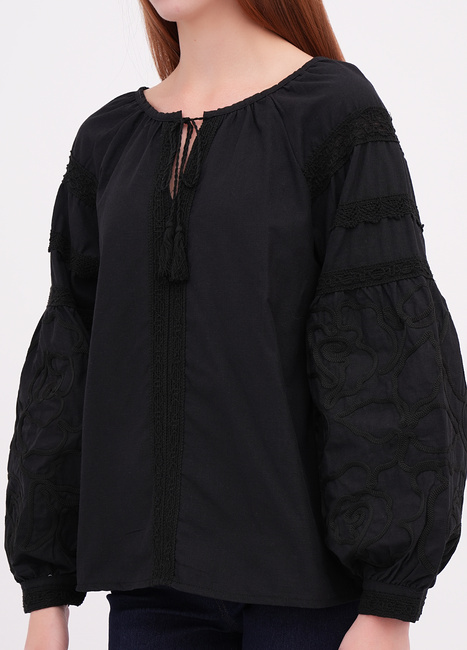 Фото ракурс 3 - Жіноча чорна блузка EQUILIBRI артикул W421 034 000 Black FW2025