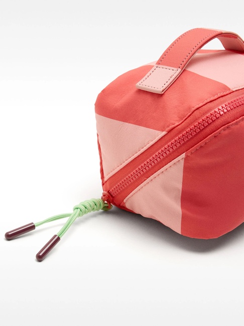 Фото ракурс 4 - Женская розовая косметичка Parfois артикул 233318 _BM SS2025