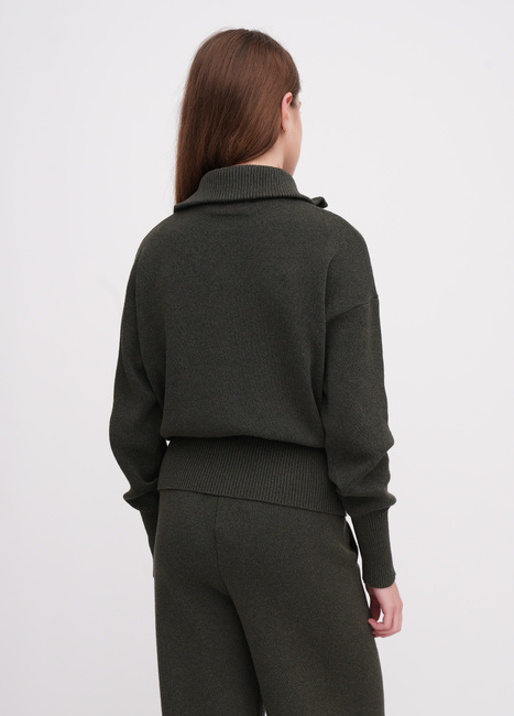 Фото ракурс 2 - Женский хаки кардиган EQUILIBRI артикул W391 050 100 Khaki FW2025