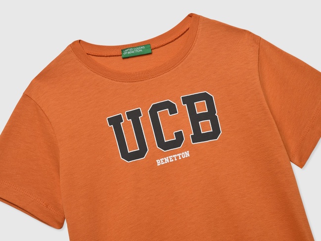 Фото ракурс 3 - Оранжевая футболка для мальчиков Benetton артикул 3I1XG10HT.P 1L6 25P