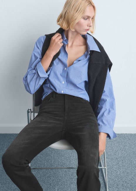 Женские черные джинсы Mango артикул 27011238 TN 2 season Фото ракурс 4 - Женские черные джинсы Mango артикул 27011238 TN 2 season