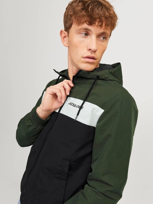 Фото ракурс 7 - Мужская зелёная куртка Jack & Jones артикул 12200208 forest night SS2024