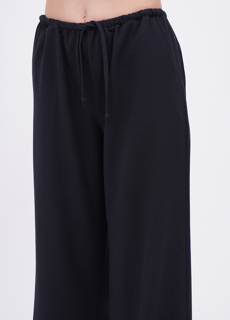 Жіночі сині брюки EQUILIBRI артикул W265 005 000 NAVY BLUE FW2025 Фото ракурс 3 - Жіночі сині брюки EQUILIBRI артикул W265 005 000 NAVY BLUE FW2025