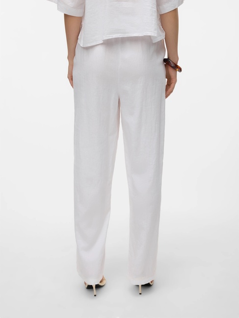 Жіночі білі штани Vero Moda артикул 10305091 snow white SS2025 Фото ракурс 2 - Жіночі білі штани Vero Moda артикул 10305091 snow white SS2025