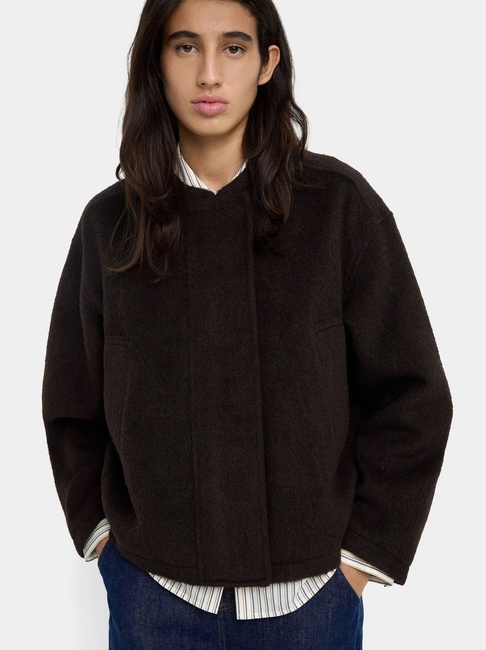 Жіноча коричнева куртка Parfois артикул 239684 _BN FW2025 Фото ракурс 4 - Жіноча коричнева куртка Parfois артикул 239684 _BN FW2025