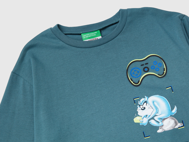 Фото ракурс 3 - Бирюзовый лонгслив для мальчиков Benetton артикул 3ATNC10RL.G 19W 25I