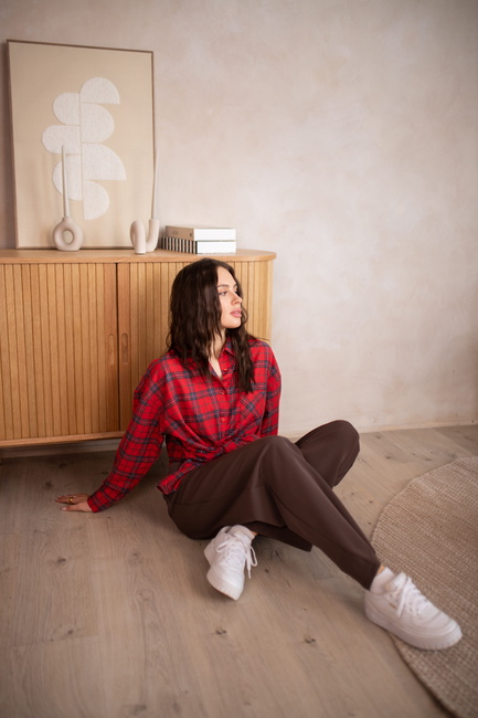 Фото ракурс 5 - Женская красная рубашка EQUILIBRI артикул W422 023 001 Red SS2025