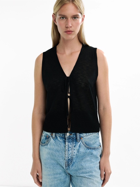 Женский черный жилет Parfois артикул 231115 _BK FW2025 Фото ракурс 1 - Женский черный жилет Parfois артикул 231115 _BK FW2025
