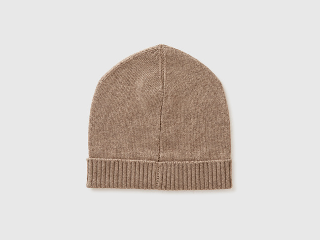 Жіноча коричнева шапка Benetton артикул 122HDA013 81F 25A Фото ракурс 2 - Жіноча коричнева шапка Benetton артикул 122HDA013 81F 25A