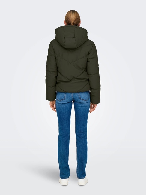 Жіноча зелена куртка Only артикул 15277952 forest night FW2025 Фото ракурс 2 - Жіноча зелена куртка Only артикул 15277952 forest night FW2025