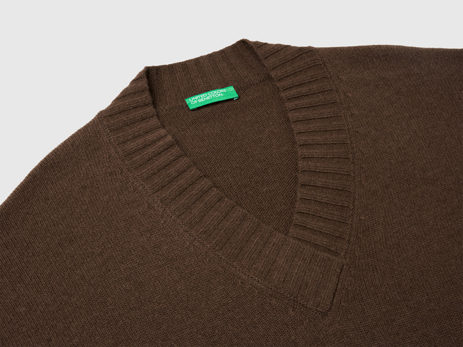 Фото ракурс 5 - Женский коричневый свитер Benetton артикул 1244D403A 2C0 25A