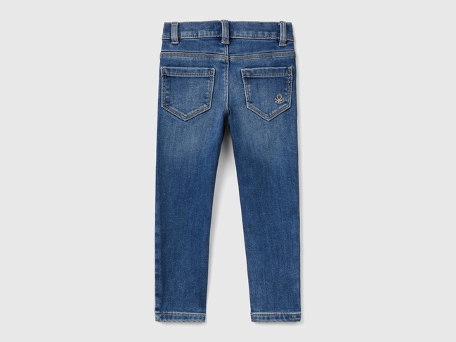 Фото ракурс 2 - Синие джинсы для девочек Benetton артикул 4MAGGE02A.P 901 24I