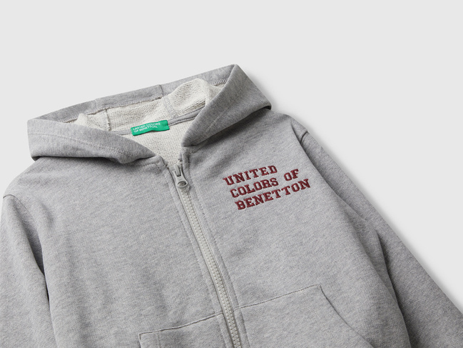 Фото ракурс 3 - Серая олимпийка для мальчиков Benetton артикул 3J68G503V.P 501 25A