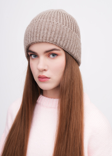 Фото ракурс 1 - Жіноча коричнева шапка EQUILIBRI артикул W881 001 001 Mocco FW2025