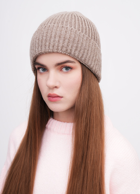 Фото ракурс 1 - Жіноча коричнева шапка EQUILIBRI артикул W881 001 001 Mocco FW2025