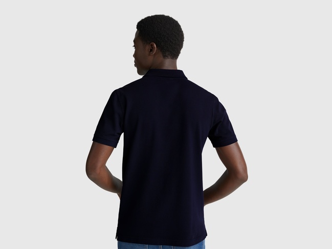 Мужская черная футболка поло Benetton артикул 3WG9U301Z 016 25A Фото ракурс 2 - Мужская черная футболка поло Benetton артикул 3WG9U301Z 016 25A