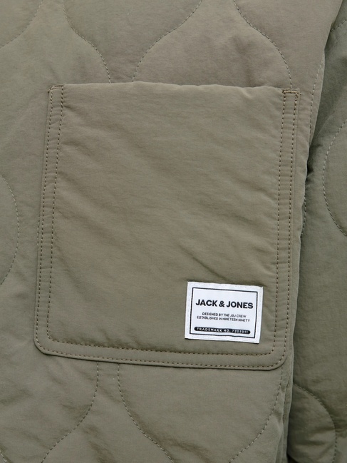 Чоловіча зелена куртка Jack & Jones артикул 12279236 DUSTY OLIVE FW2025 Фото ракурс 6 - Чоловіча зелена куртка Jack & Jones артикул 12279236 DUSTY OLIVE FW2025